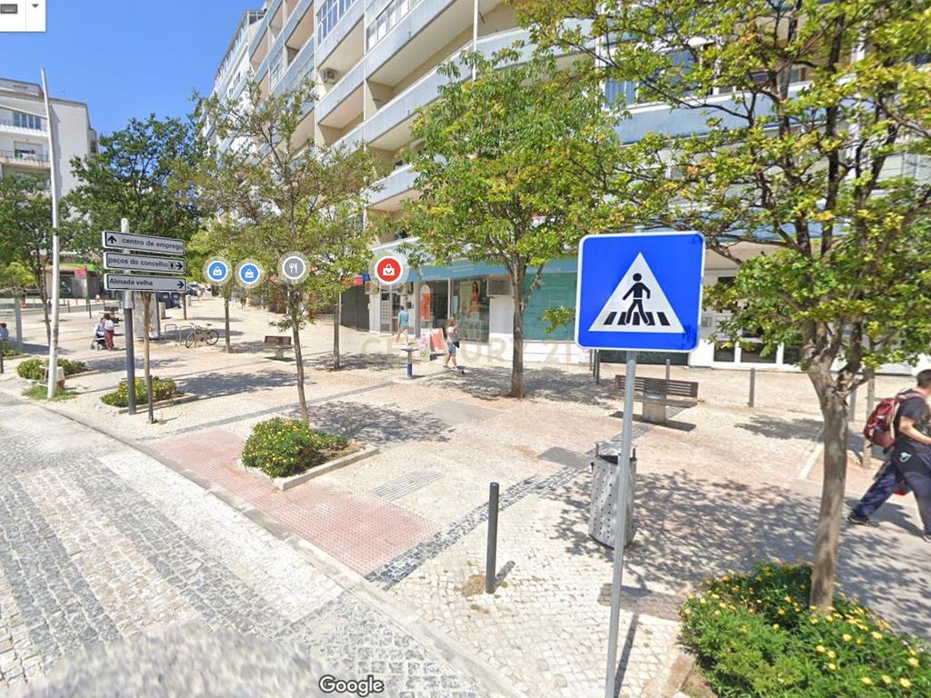 Arrendamento Loja 130 m2 na Praça Gil Vicente no centro de Almada - Image 3